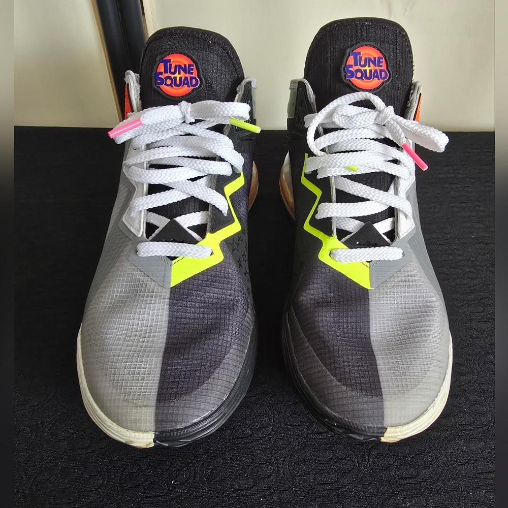 Nike Lebron 18 Low Bugs vs Marvin SPACE JAM